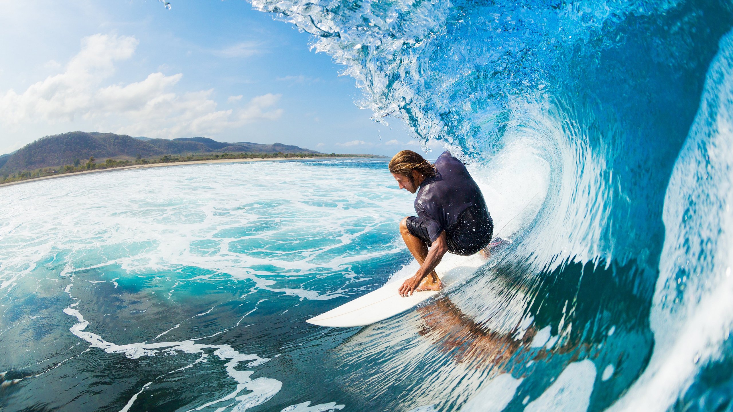 赛道里程碑，孔德在F1街道赛之夜书写传奇