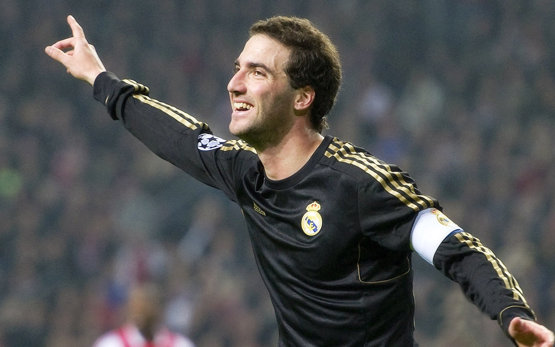 赛道上的心跳,阿尔瓦雷斯在F1街道赛之夜的钢铁意志